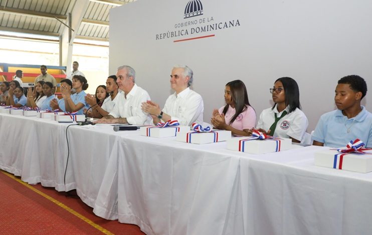 Abinader destaca avances en la educación pública dominicana