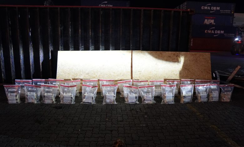Incautan 303 paquetes de cocaína ocultas en el piso de contenedor en Puerto Caucedo