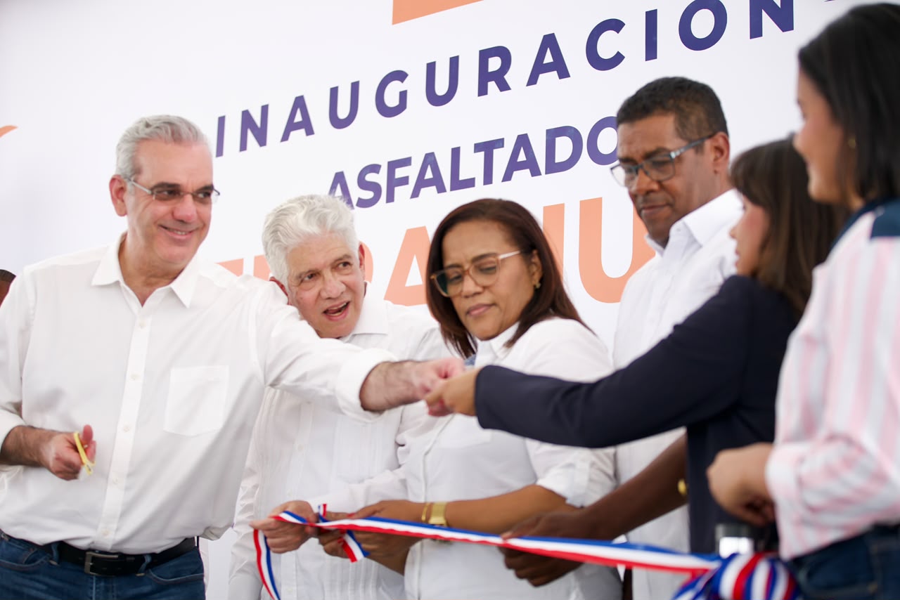 Presidente Abinader inaugura puente sobre río Penitente en Boca de Cachón