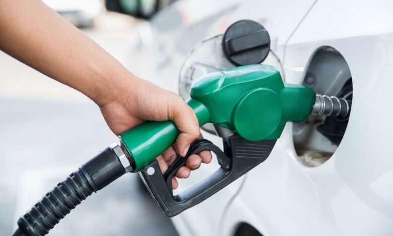 Gobierno sube tres pesos a la gasolina y al gasoil regular