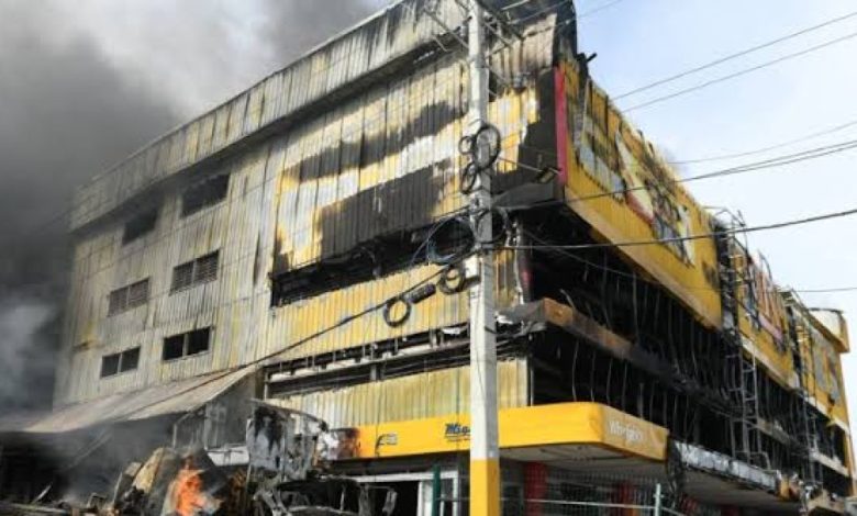 Dictan medida de coerción contra acusado de robo en la tienda L&R Comercial durante incendio