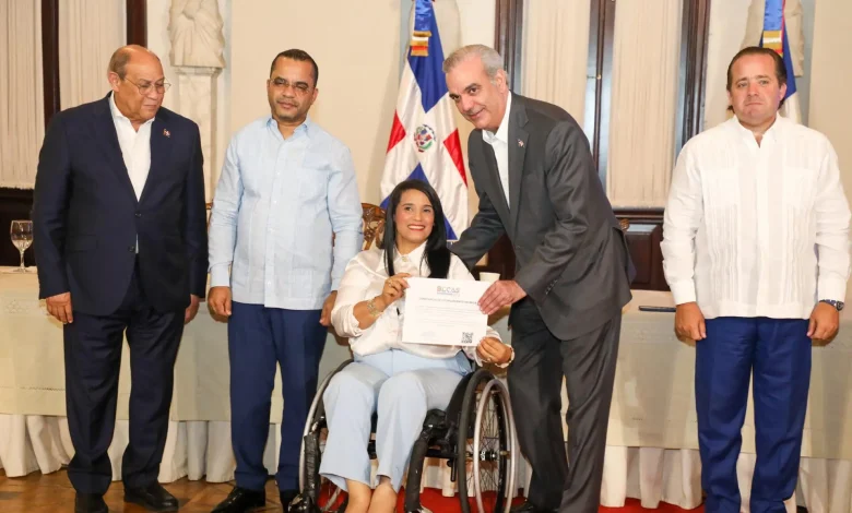 El Gobierno entrega más de 36 mil becas tecnológicas de ITLA