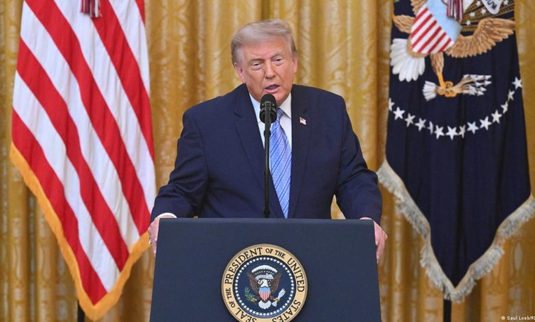 Trump dice seguirá golpeando con fuerza Irán hasta que ceda