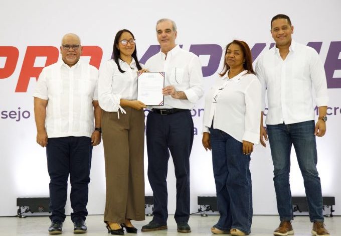 Abinader entrega RD MM a 400 microempresarios en SJM