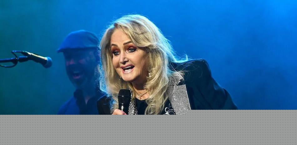 Miles de fans de la cantante Bonnie Tyler se reunen para acompañar su ataúd en Gales