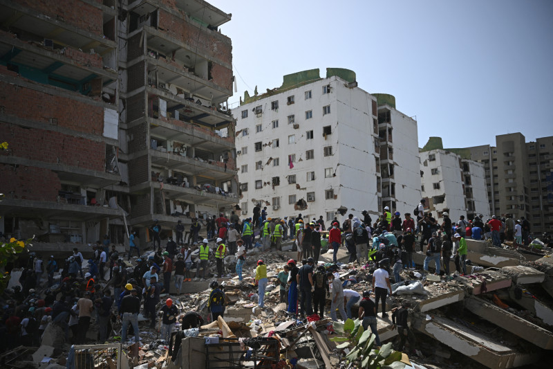 La desesperada búsqueda de desaparecidos en la zona cero del doble terremoto en Venezuela