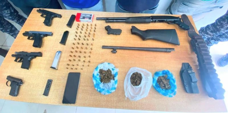 Apresan a seis y ocupan arma y drogas en Barahona