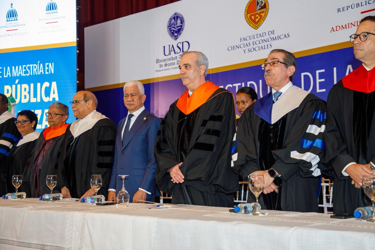 Presidente Abinader llama a 147 servidores públicos graduados a poner sus conocimientos al servicio de la ciudadanía y ejercer sus funciones con ética, transparencia y honestidad