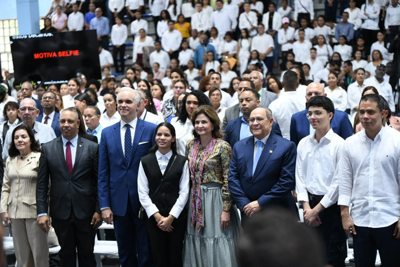 Gobierno entrega 10 mil becas a estudiantes destacados en diversas áreas