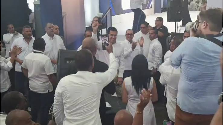 David enciende la convención del PRM a su llegada