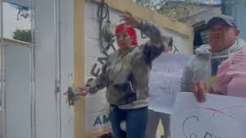 Madres cierran escuela en Constanza en protesta por falta de profesores