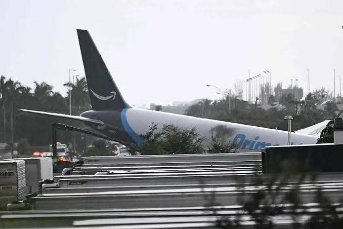 Registran cinco muertos tras estrellarse un avión de Amazon en Miami