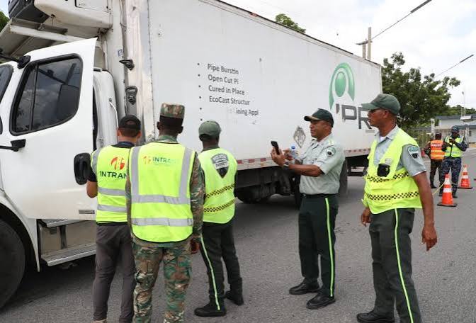 Intrant y Digesett fiscalizan 41 vehículos pesados por circular en carril izquierdo